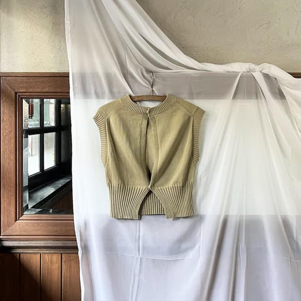 AURALEE back button knit vest