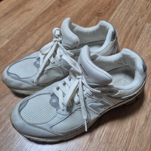 뉴발란스 아이보리 2002R 255 신발