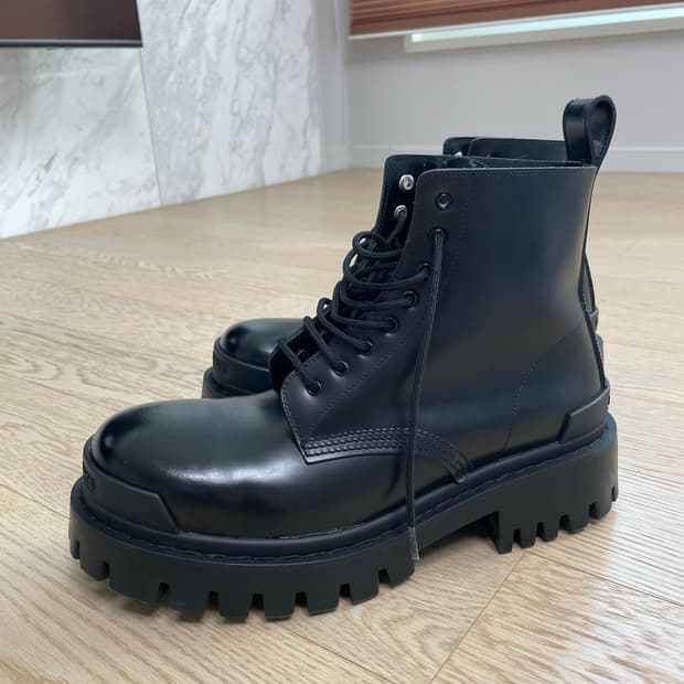 발렌시아가 스트라이크 부츠 41사이즈 팝니다