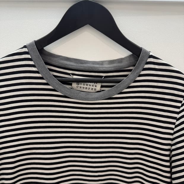 마르지엘라 스트라이프 티 