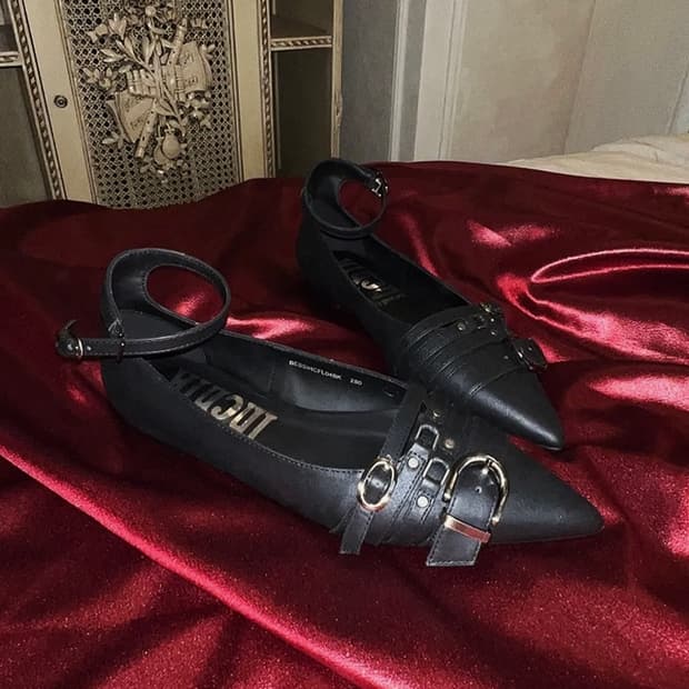 r. 904 four belted steletto flats/black