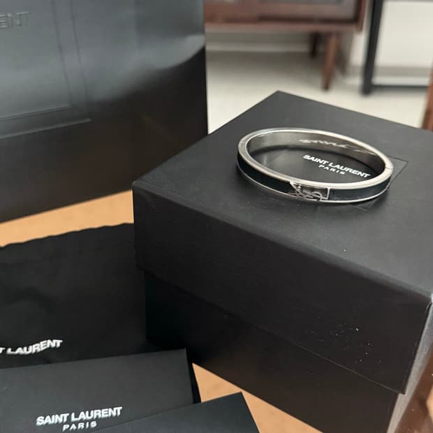 정가 105만 생로랑 카산드르 가죽 팔찌