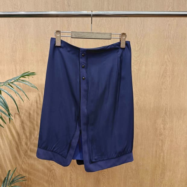 랑방 컬렉션 미디스커트 버튼 디테일 언발란스 슬릿 실키 네이비