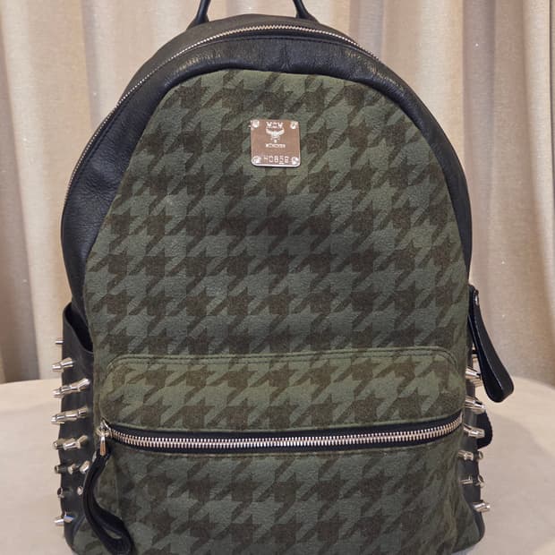 MCM×PHENOMENON 콜라보 하운드투스 패턴 스터드 백팩