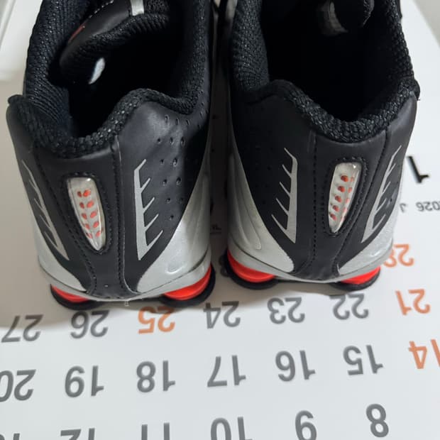 나이키샥스r4메탈릭실버 290