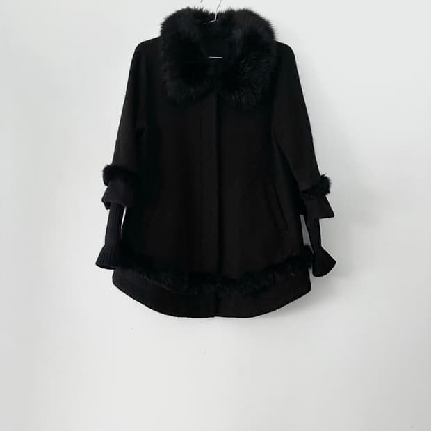 Cape fur detail rib coat / black