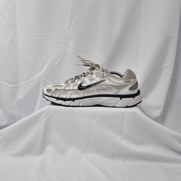 250 나이키 p 6000 화이트 메탈릭 스니커즈