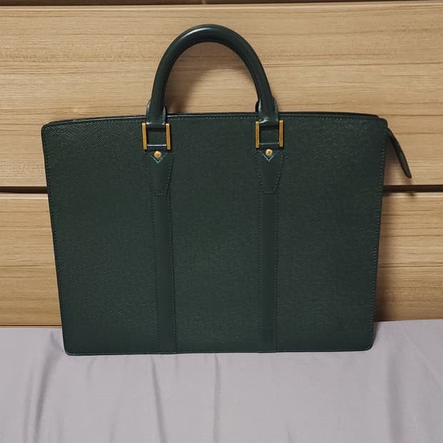 루이비통 타이가 로잔 서류가방 그린