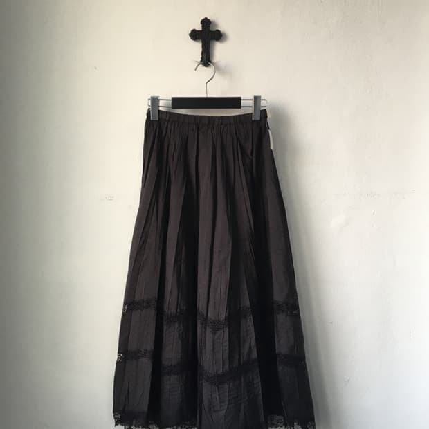 Lace trimming pleats skirt