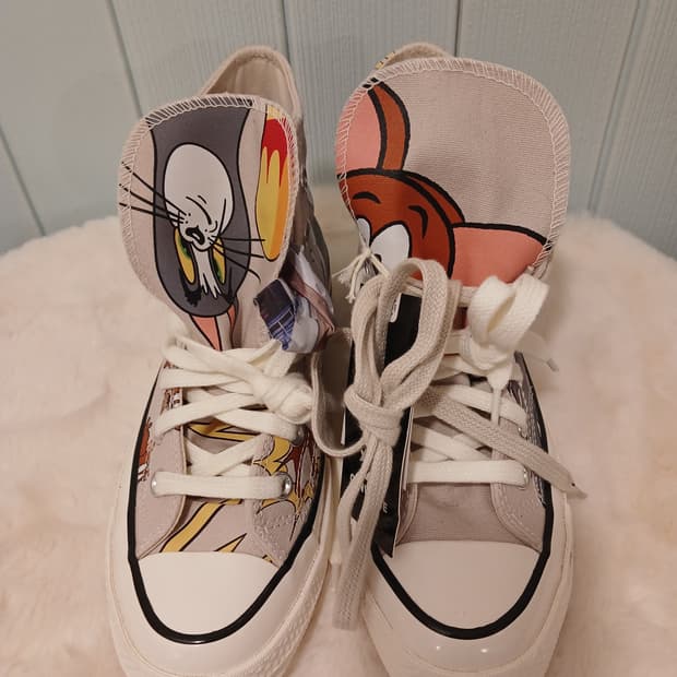 컨버스 톰과제리 정품 콜라보 하이 스니커즈 240 사이즈