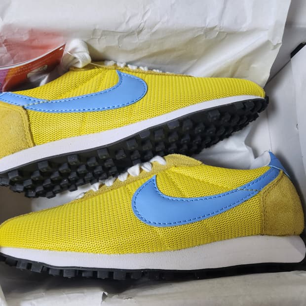 나이키 데이 브레이크 옐로우 230mm 새상품판매합니다.