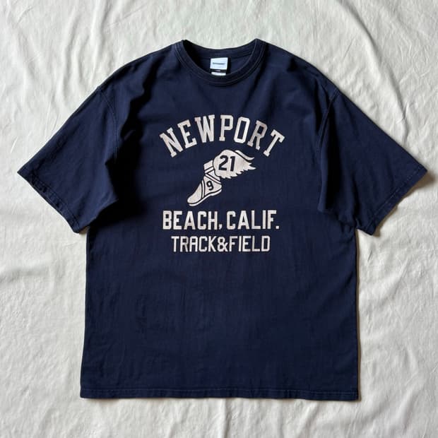 [102-105] 아웃스탠딩 V.S.C TEE (NEWPORT)