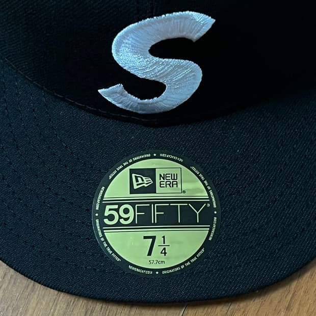 슈프림 x 뉴에라 스크류 볼 S 로고 블랙 - 24FW