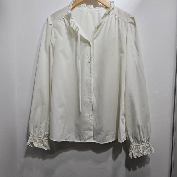 GU 면자수 프릴 디테일 블라우스