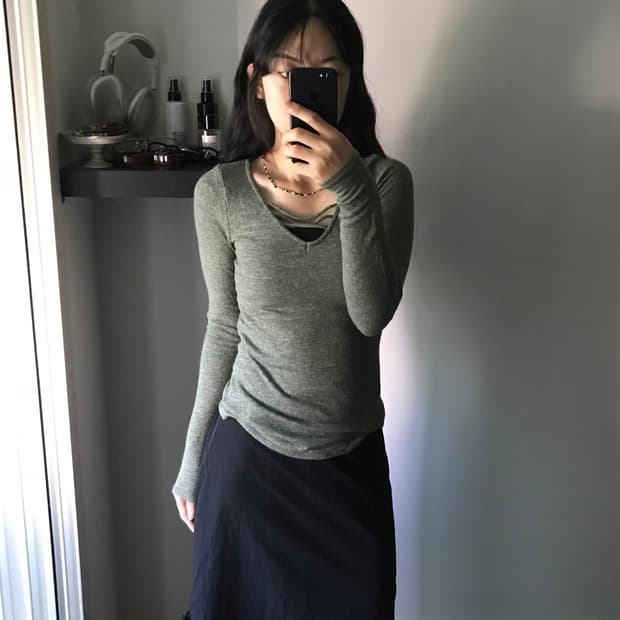 홀리스터 카키 브이넥 긴팔티