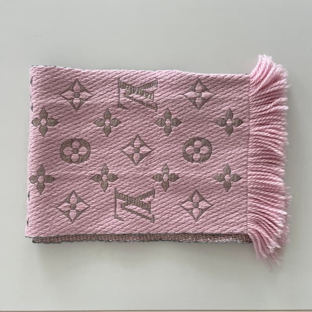 루이비통 모노그램 패턴 핑크 글리터 장식 머플러