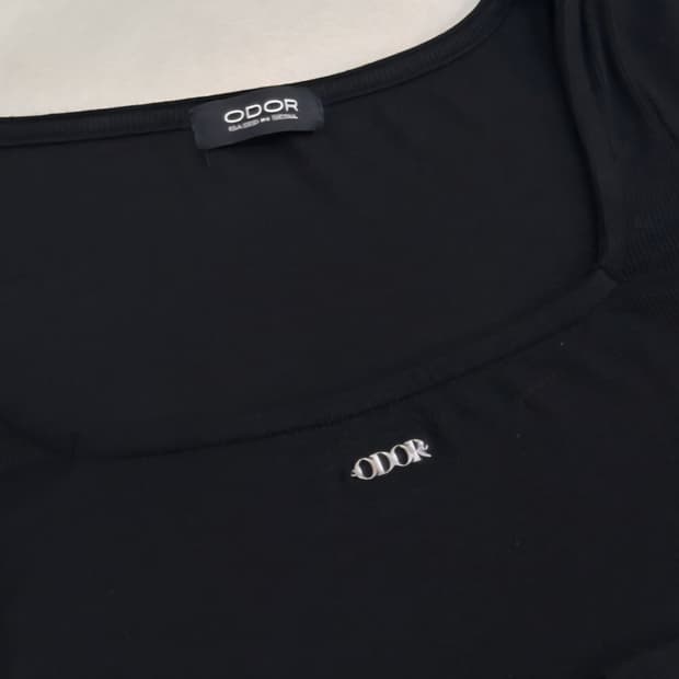 오도어 스퀘어 하프 반팔티 블랙