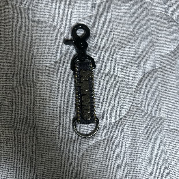 슈프림 x B.B. 사이먼 데님 키체인 블랙 - 25SS