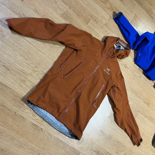 아크테릭스 베타 롱 브라운 