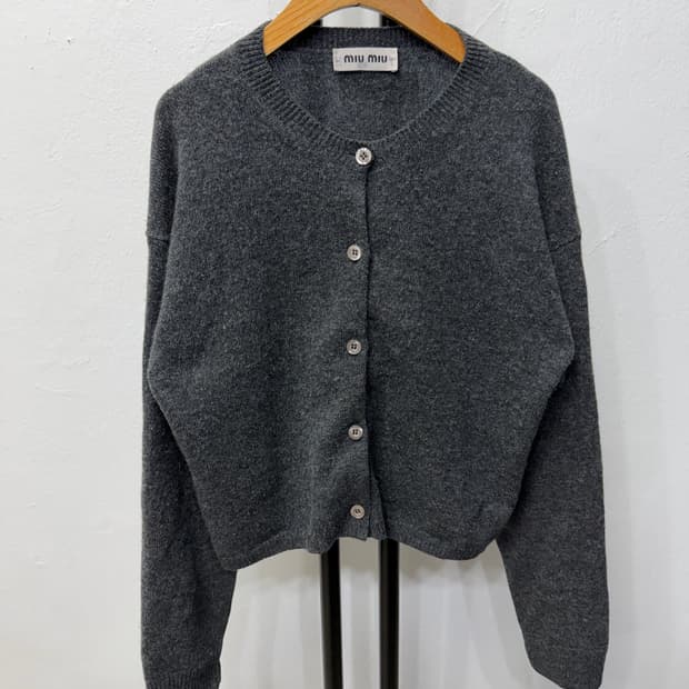 정품) 미우미우 신형 여성 백로고 그레이 가디건 40