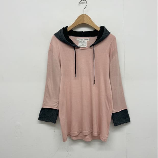 캐서린 햄넷 핑크 배색 후드 티셔츠