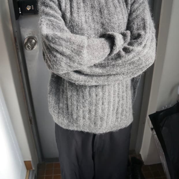 아크네 울 니트