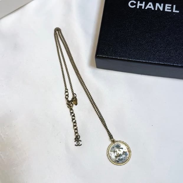 샤넬 유리돔 글리터 펜던트 목걸이