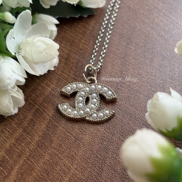 샤넬 진주 엣지 로고 실버 목걸이 