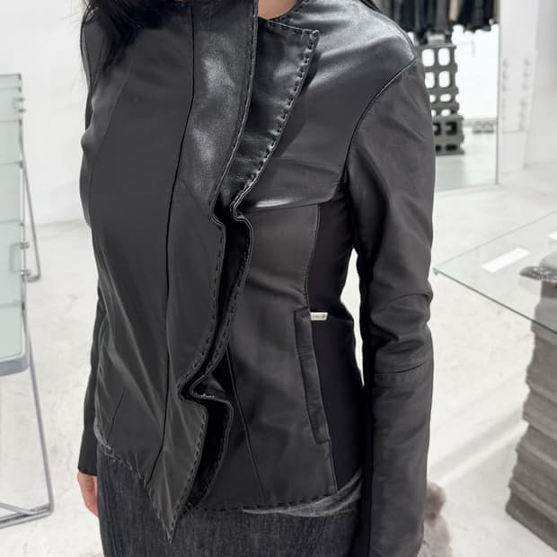 2000‘s 엠포리오 알마니 비대칭 러플 레더 자켓