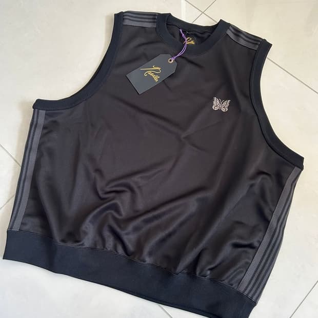 SLEEVELESS TRACK CREW NECK 민소매 트랙 크루넥