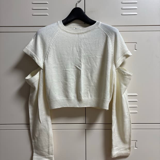 아이보리 소매 트임 크롭 니트(새상품)