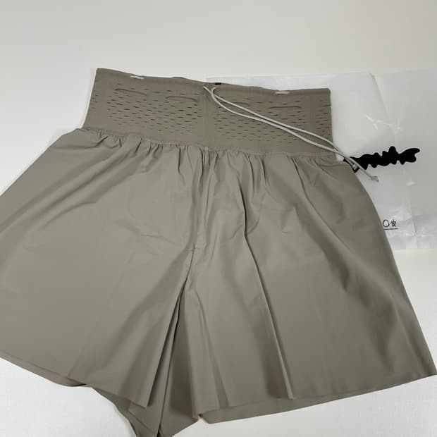 누어(gnuhr) plaza taupe 색 숏츠 5-6 사이즈 판매합니다