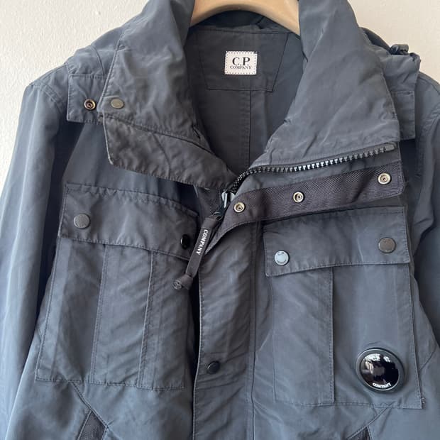 CP컴퍼니 남성 차콜그레이 고글후드점퍼 고글자켓