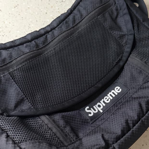 슈프림 스몰 메신저백 22ss