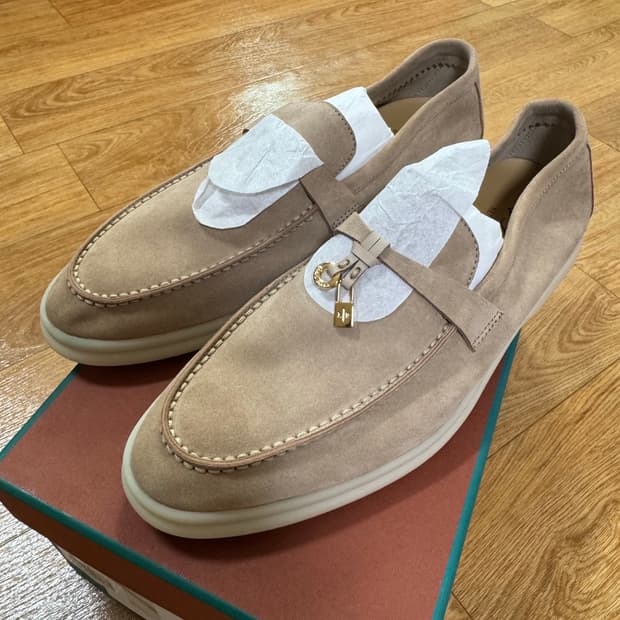 로로피아나 썸머 참 워크 샌드스톤 38.5 사이즈