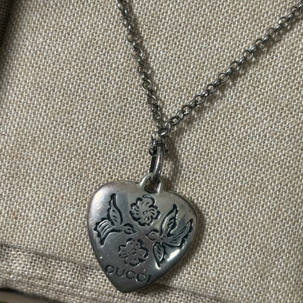 구찌 블라인드 포 러브 목걸이