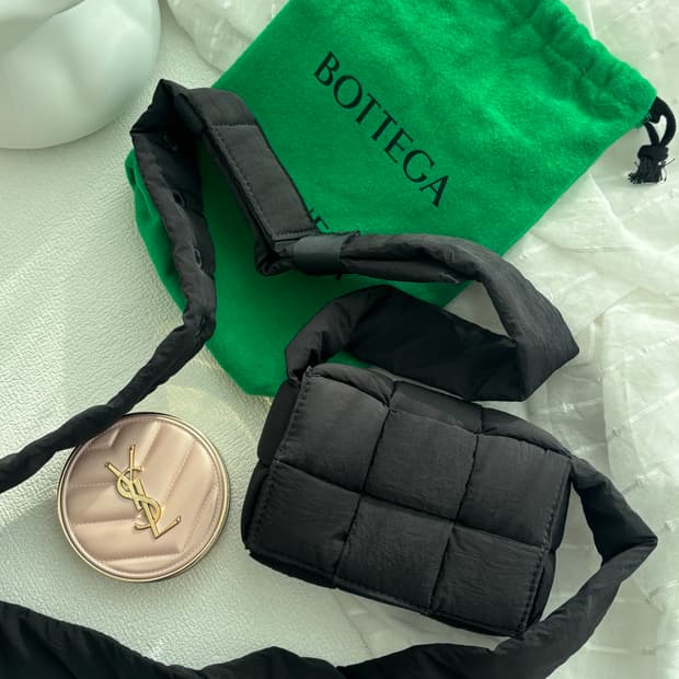 보테가베네타 패딩 카세트백 미니