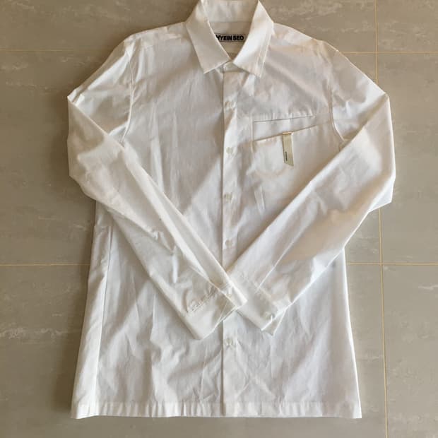 혜인서 화이트 핀 슬림셔츠