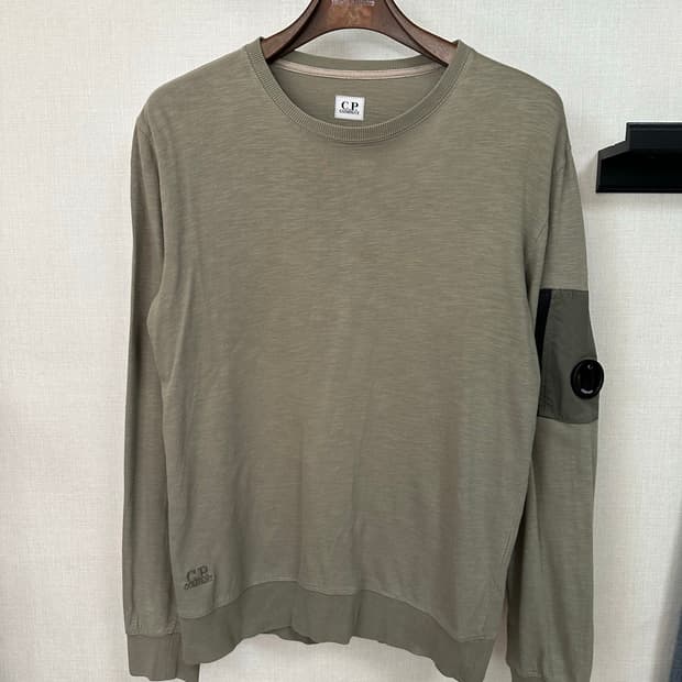 C.P. 컴퍼니 렌즈 와펜 맨투맨 카키 100