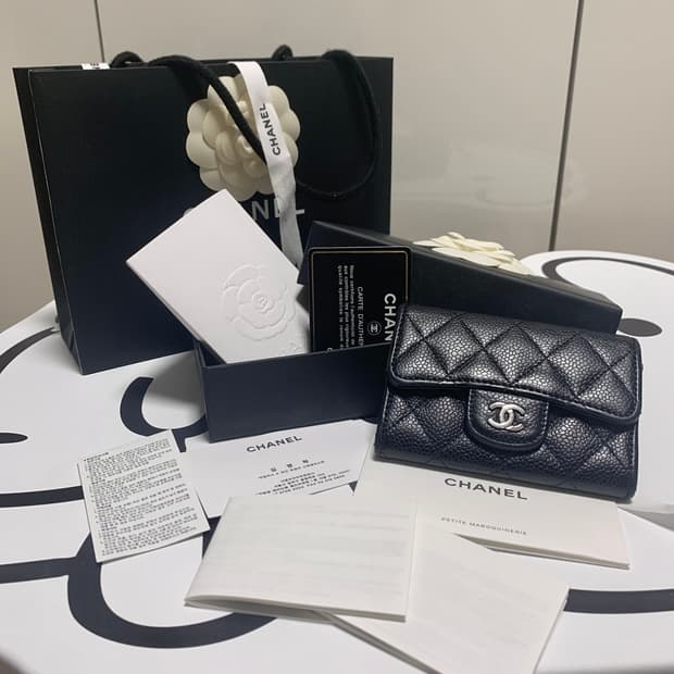 샤넬 클래식 캐비어 카드지갑 은장 똑딱이 클똑