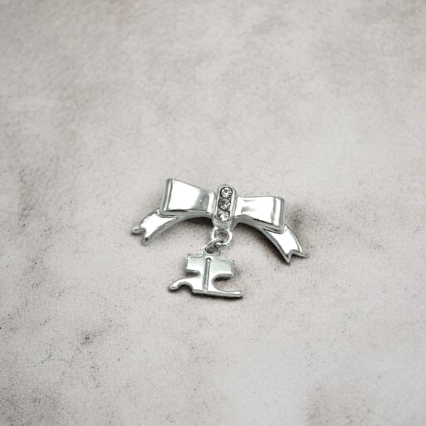 꾸레쥬 리본 로고 브로치