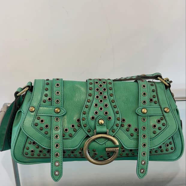 희귀 🌟 Guess Studded Shoulder bag