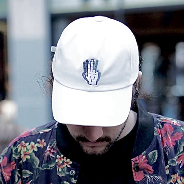 바이브레이트 볼캡 화이트