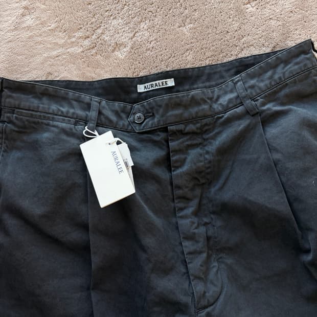 오라리 가먼트 다이드 핀스 라이트 치노 원턱 와이드 팬츠 블랙 / 5