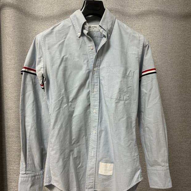 톰브라운 삼선 암밴드 셔츠 라이트블루 (1)