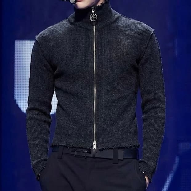 LECYTO DESTROYED RIBBED NECK ZIP UP