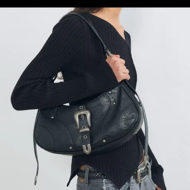 인사일런스우먼 포우레더 버클 숄더백 BLACK