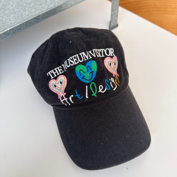 더뮤지엄비지터 모자