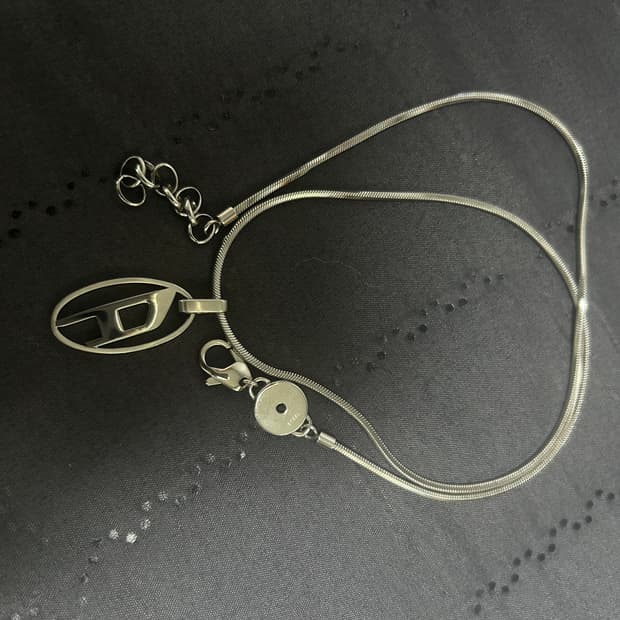 디젤 D로고 실버 목걸이