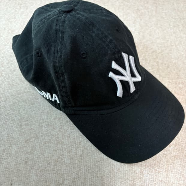 뉴에라 모마 콜라보 블랙 볼캡